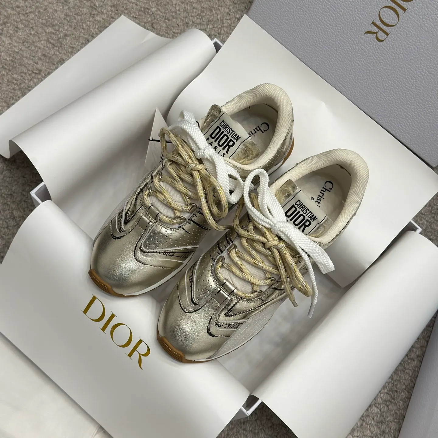 👟👟Ex-factory price 580👟👟 Original purchase and development 𝐂h𝐑𝐈𝐒𝐓𝐈𝐀𝐍 𝐃𝐈or This Dior Vibe Dior sneaker incorporates Dior's haute couture spirit and reinterprets the classic running shoes, moral training shoes. Forrest Gump shoes. Matched with Oblique Printed 3D printing technology reproduces the original fabric to create a contrasting modern style. The details are displayed with a 3D effect, and the iconic details of the logo decoration on the side and back are further embellished. It complements various casual or elegant items to create a modern look.  ✅The tongue is decorated with the Christian Dior PARIS Logo in 3 different colors and overlapping fabric lines. It is consistent with the original version. It is full of details. Welcome to compare and compare with the ordinary version on the market. ✅The original rubber TPU sole is decorated with the DIOR logo. The convex and concave rubber sole is decorated with the Christian Dior lucky star symbol. ✅Size: 35-40 (41 can be customized)